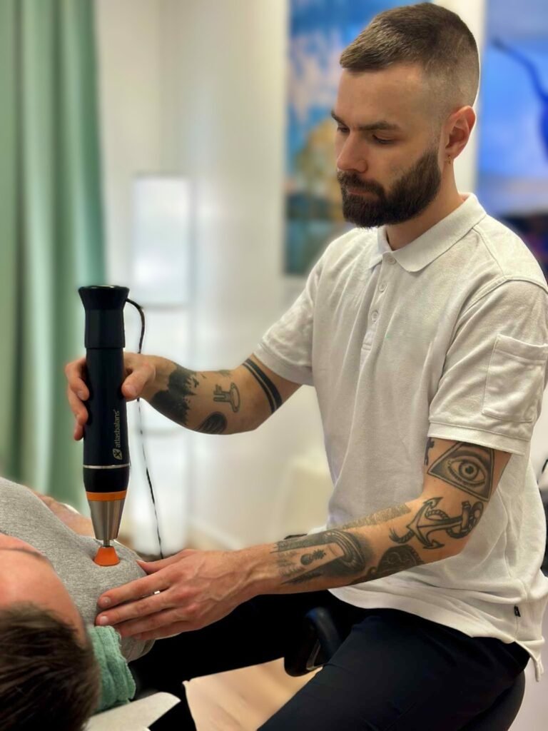 Erik ger vibrationsbehandling på Fascia Rehab